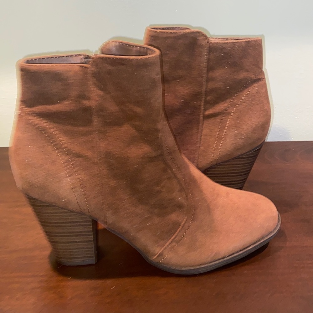 Brand new womens booties size 10. Perfect for the fall 🧡 🍁